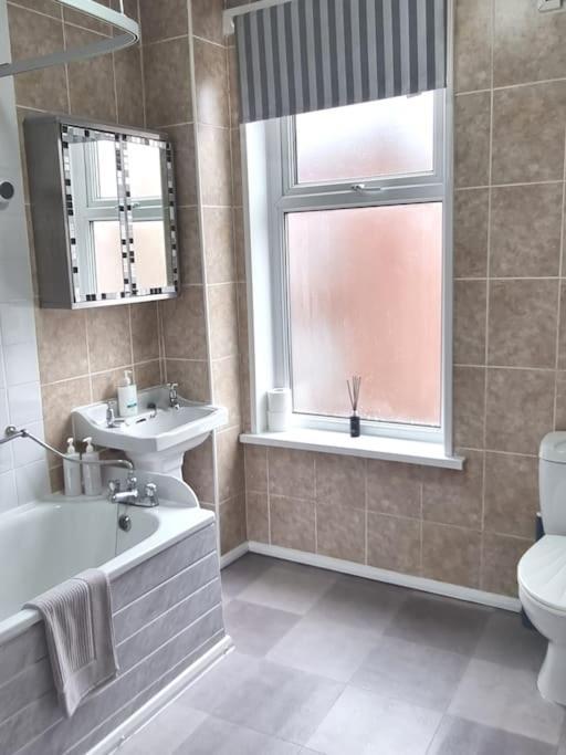 Apartment Be Our Guest! Stylish-free Parking-central Location