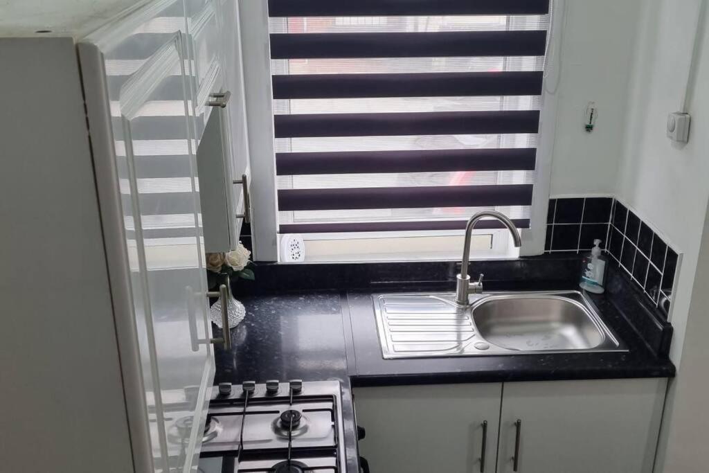 Be Our Guest! Stylish-free Parking-central Location Apartment