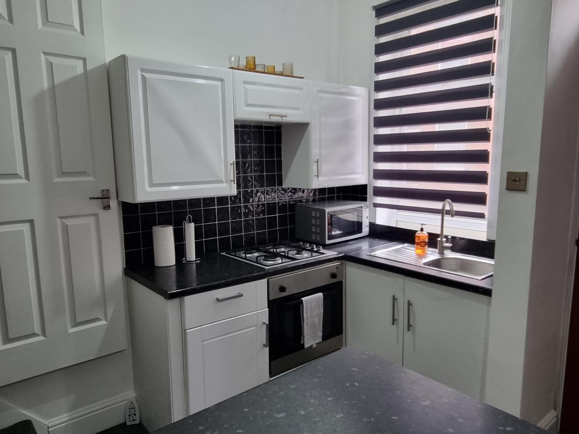 Be Our Guest! Stylish-free Parking-central Location Apartment