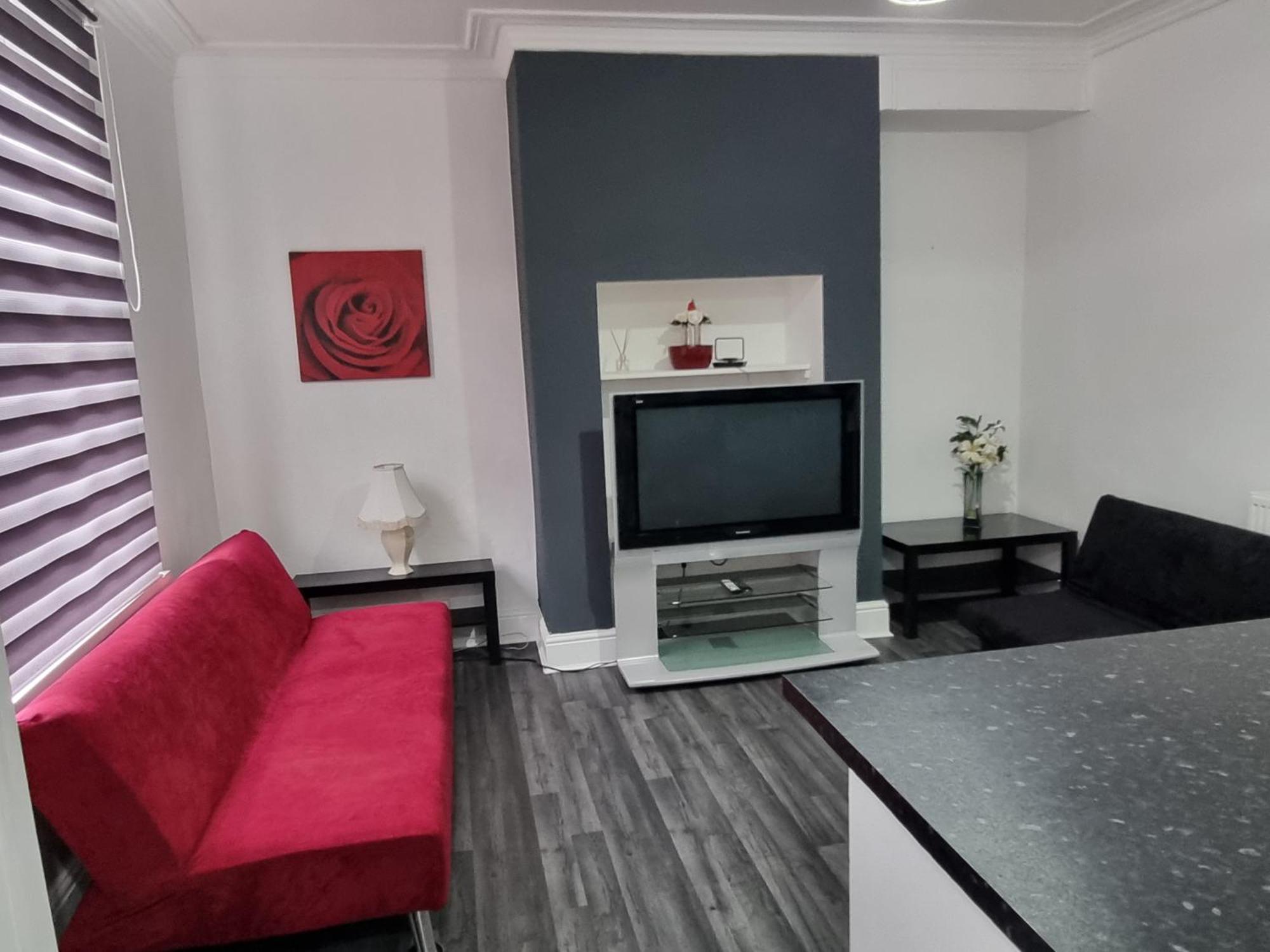 Apartment Be Our Guest! Stylish-free Parking-central Location *